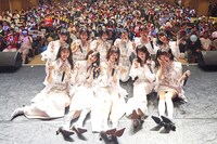 観客と記念撮影するWHITE SCORPION。