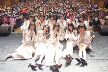 観客と記念撮影するWHITE SCORPION。