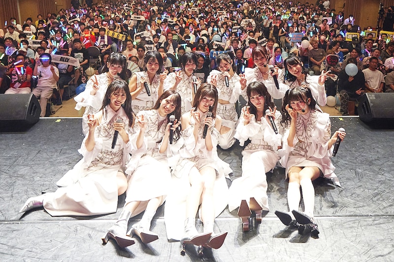 観客と記念撮影するWHITE SCORPION。