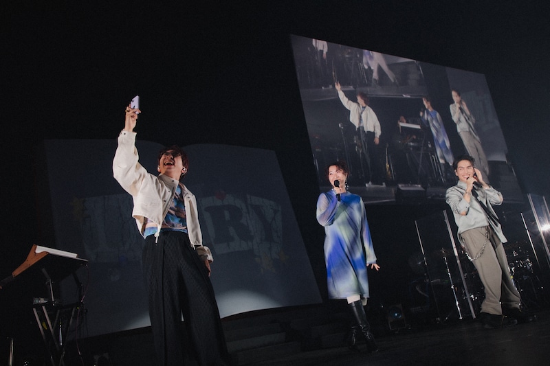 左からshowmoreの井上惇志（Key）＆根津まなみ（Vo）、SIRUP。（Photo by Leo Iizuka）