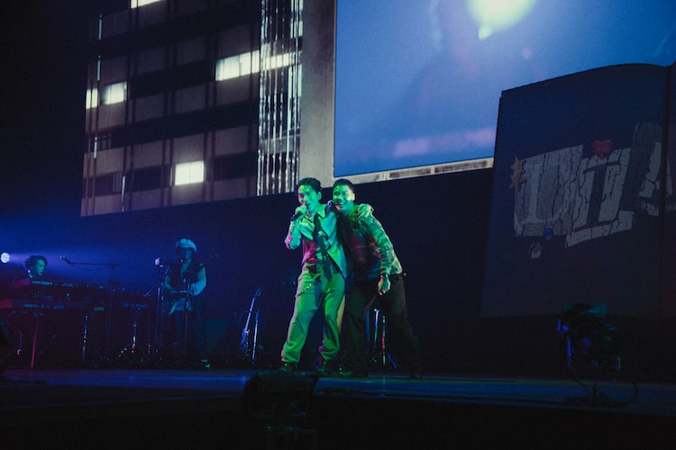 「Stay feat. SIRUP」をパフォーマンスしたSIRUPとWILYWNKA。(Photo by Leo Iizuka)