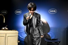 本日の衣装を意気揚々と紹介する大西流星（なにわ男子）