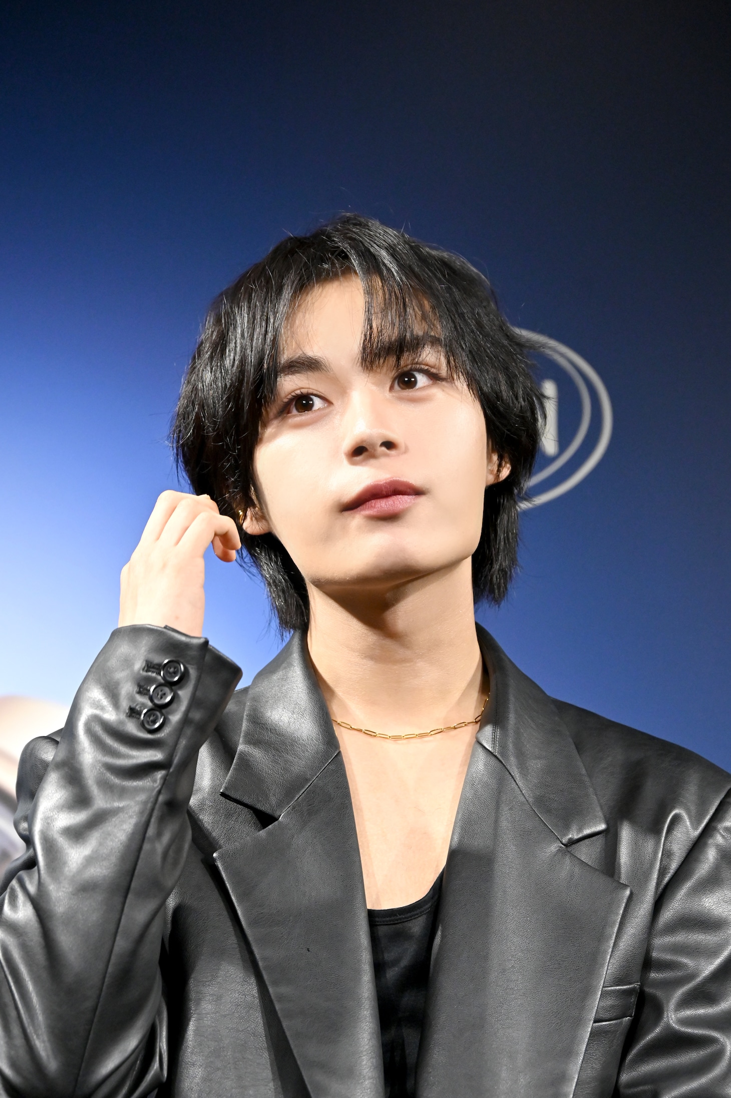 司会に耳を傾ける大西流星（なにわ男子）。