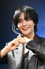 「ブラック ボディスクラブ デッドシー」を乗せた手の甲をアピールする大西流星（なにわ男子）。