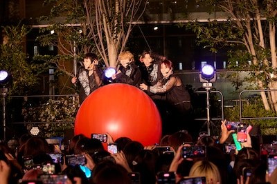 風船に怯える超特急。