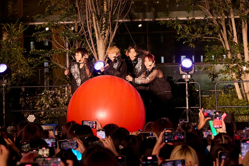 風船に怯える超特急。