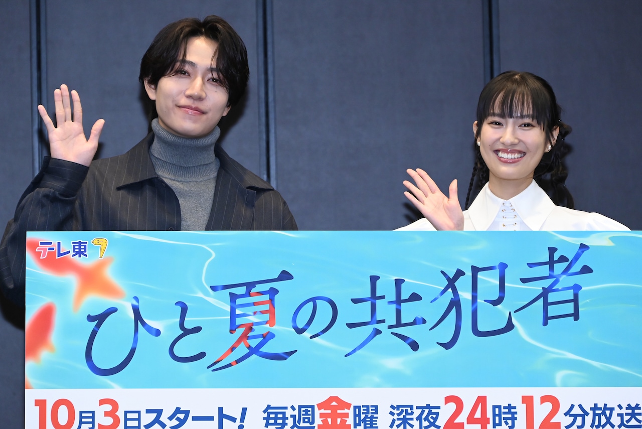 カメラマンから笑顔を求められた橋本将生（左）と恒松祐里（右）。