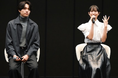 左から橋本将生（timelesz）、恒松祐里。