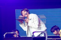 志賀李玖（撮影：小坂茂雄）