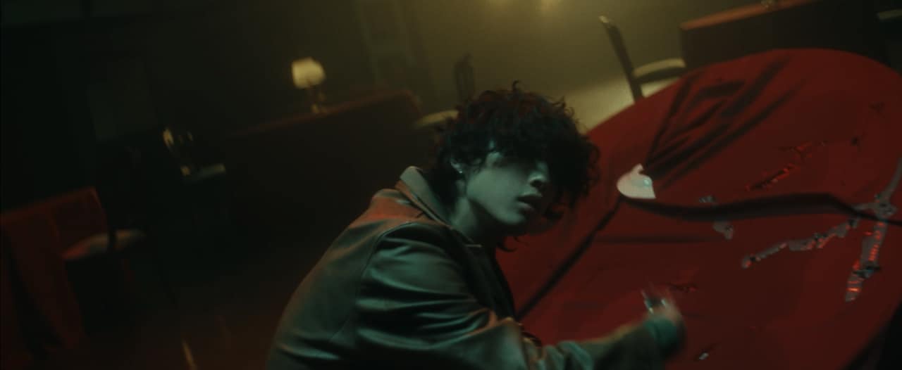 OSHIKIKEIGO「ユダ」ミュージックビデオより。