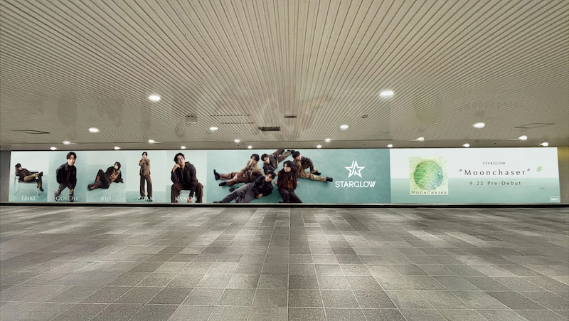 渋谷駅に掲出中のSTARGLOW巨大ビジュアル。
