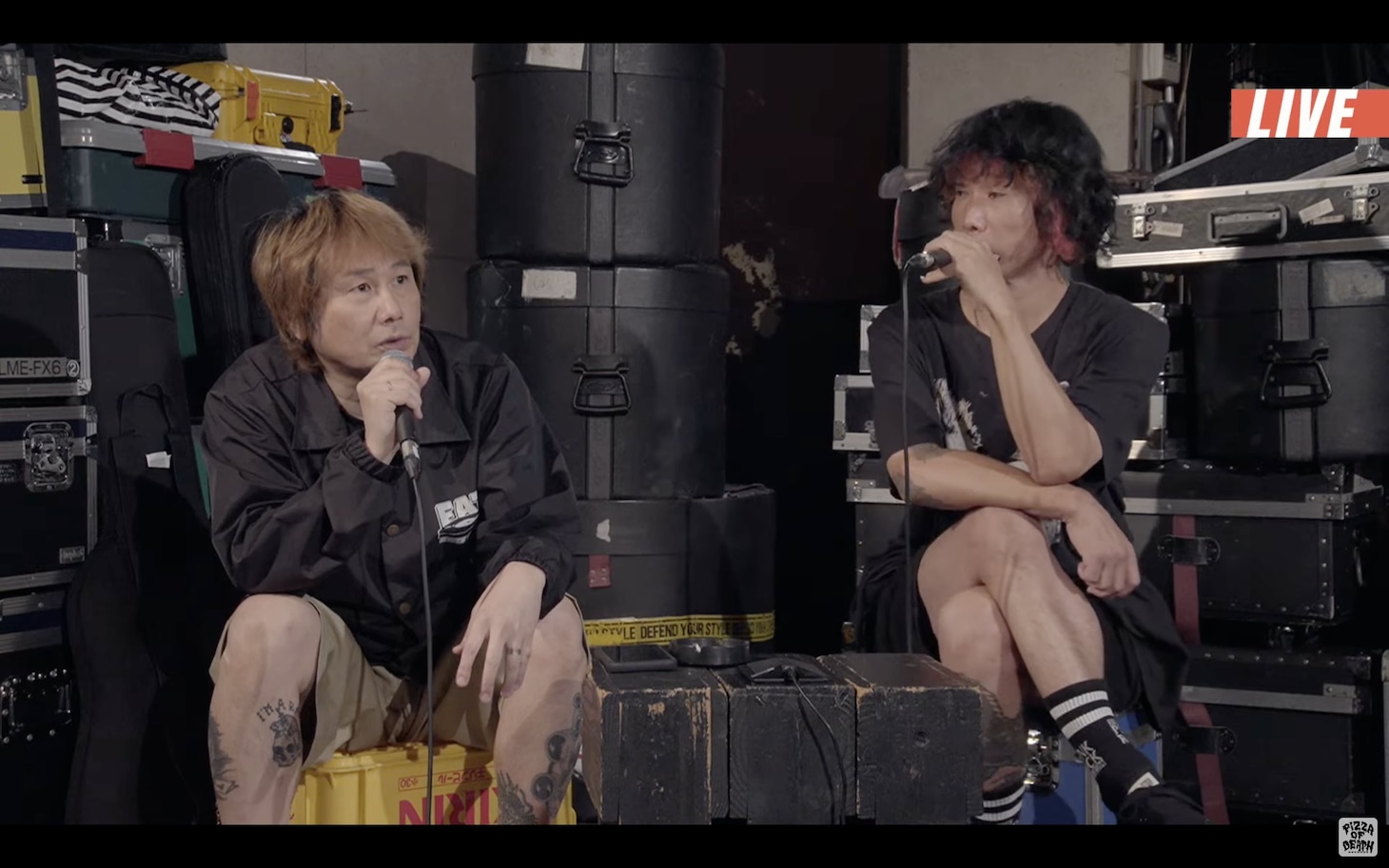 左から横山健（G, Vo）、難波章浩（Vo, B）。