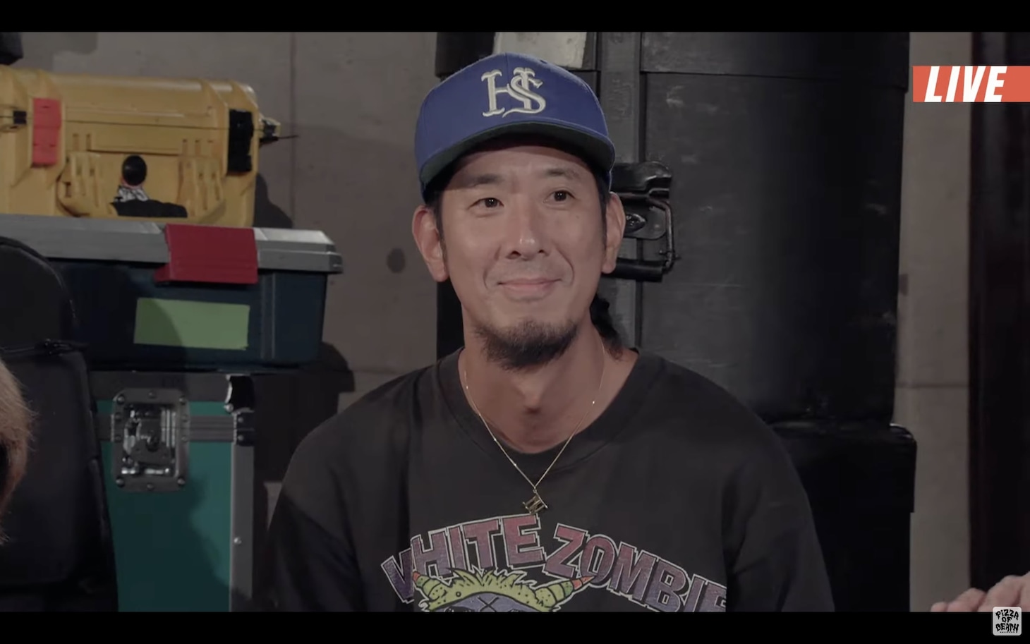 難波章浩（Vo, B）と横山健（G, Vo）に紹介されて登場したZAX（Dr）。