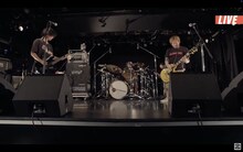 新体制初パフォーマンスを披露するHi-STANDARD。