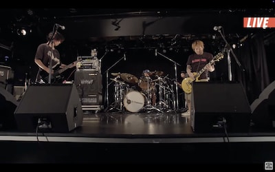 新体制初パフォーマンスを披露するHi-STANDARD。