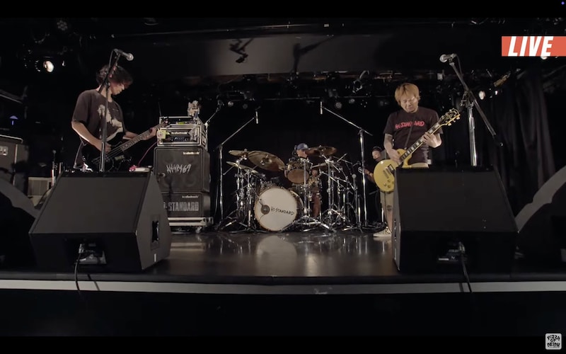 新体制初パフォーマンスを披露するHi-STANDARD。