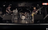 新体制初パフォーマンスを披露するHi-STANDARD。