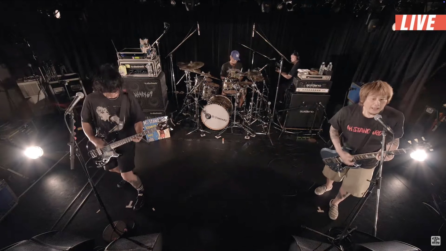 Hi-STANDARDによる生配信ライブの様子。