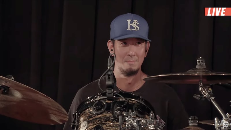 Hi-STANDARDに加入したZAX（Dr）。