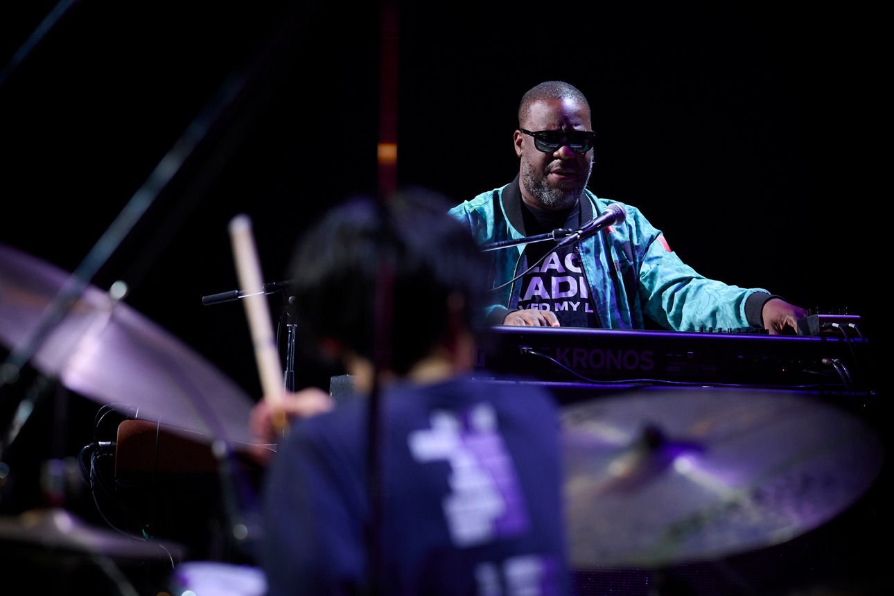 ロバート・グラスパー（奥）と石若駿（手前）。