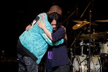 抱擁し合うロバート・グラスパー（左）と石若駿（右）。