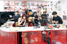 「tiny desk concerts JAPAN アイナ・ジ・エンド×向井秀徳」より。（写真提供：NHK）