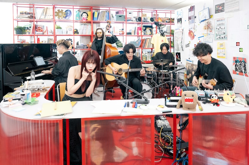 「tiny desk concerts JAPAN アイナ・ジ・エンド×向井秀徳」より。（写真提供：NHK）