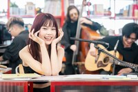「tiny desk concerts JAPAN アイナ・ジ・エンド×向井秀徳」より。（写真提供：NHK）