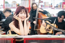 「tiny desk concerts JAPAN アイナ・ジ・エンド×向井秀徳」より。（写真提供：NHK）