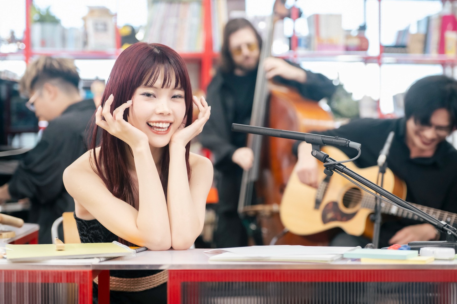 「tiny desk concerts JAPAN アイナ・ジ・エンド×向井秀徳」より。（写真提供：NHK）