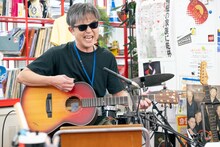 「tiny desk concerts JAPAN アイナ・ジ・エンド×向井秀徳」より。（写真提供：NHK）