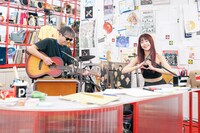 「tiny desk concerts JAPAN アイナ・ジ・エンド×向井秀徳」より。（写真提供：NHK）