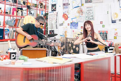 「tiny desk concerts JAPAN アイナ・ジ・エンド×向井秀徳」より。（写真提供：NHK）