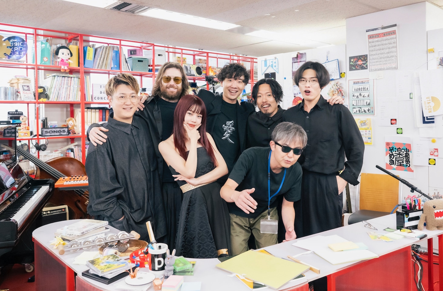 「tiny desk concerts JAPAN アイナ・ジ・エンド×向井秀徳」より。（写真提供：NHK）