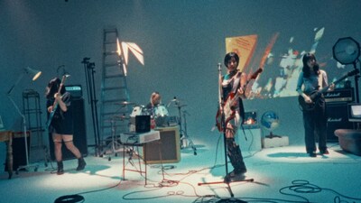 東京初期衝動「さよならランデヴー」のミュージックビデオより。