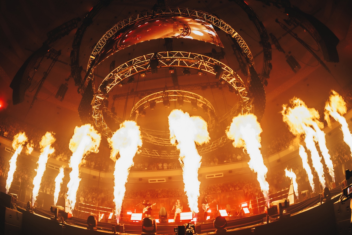 炎が噴き出す「トゲナシトゲアリ LIVE in 日本武道館 “奏檄の叫”」のステージ。（撮影：冨田味我）