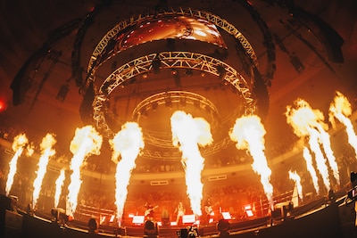 炎が噴き出す「トゲナシトゲアリ LIVE in 日本武道館 “奏檄の叫”」のステージ。（撮影：冨田味我）