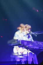 キーボードの弾き語りに挑戦する理名（Vo）。（撮影：冨田味我）