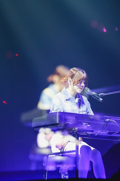 キーボードの弾き語りに挑戦する理名（Vo）。（撮影：冨田味我）