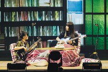 こたつに入る朱李（左）と夕莉（右）。（撮影：冨田味我）