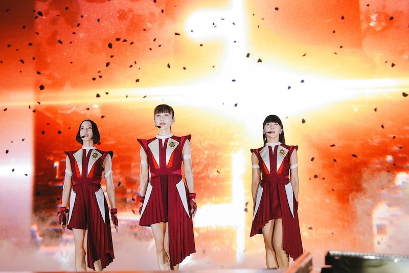 「Cipher」を歌いながらメインステージに現れたPerfume。（撮影：上山陽介）