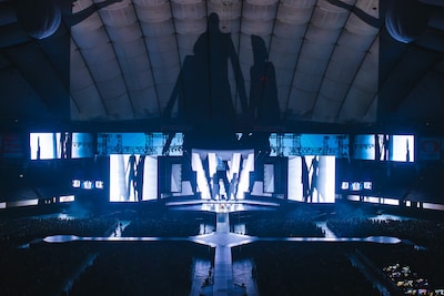 「FUSION」のパフォーマンスで、ドームの天井まで届くバーチャルシャドウ。（撮影：上山陽介）