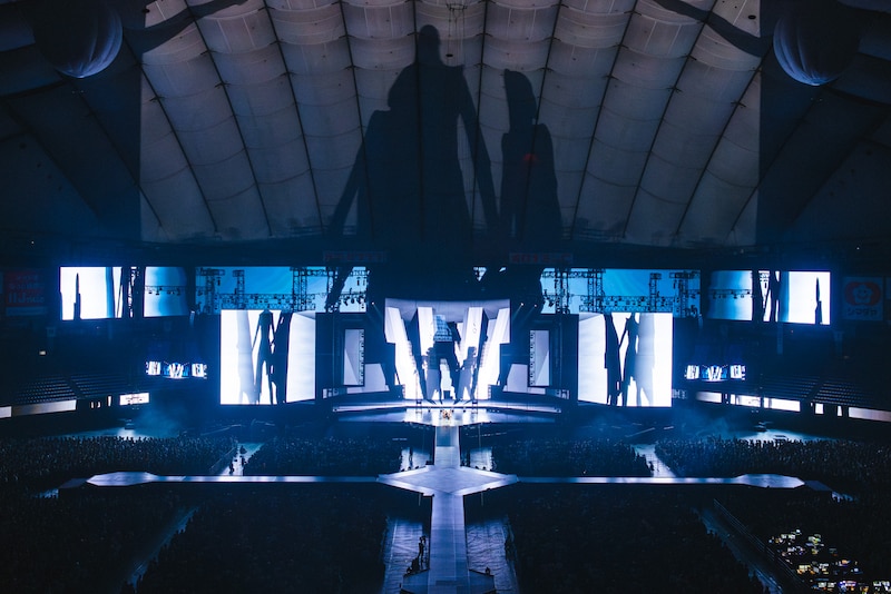 「FUSION」のパフォーマンスで、ドームの天井まで届くバーチャルシャドウ。（撮影：上山陽介）