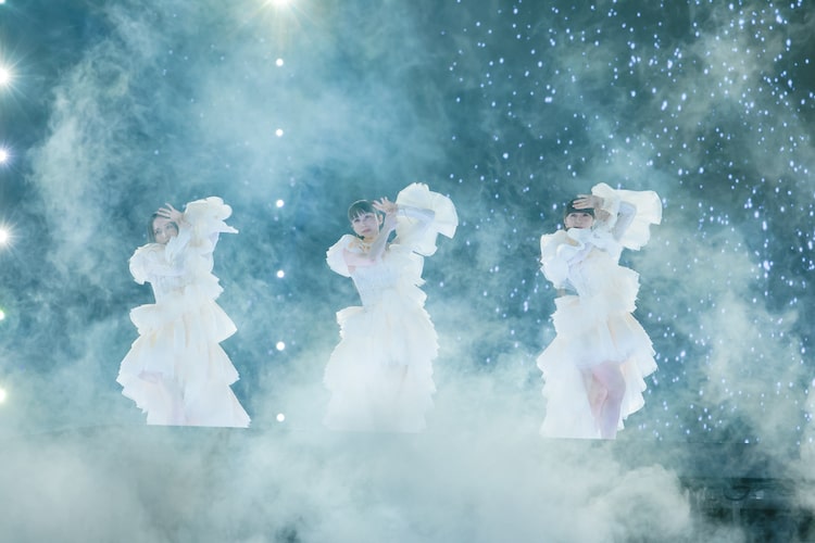 「巡ループ」をパフォーマンスするPerfume。（撮影：上山陽介）