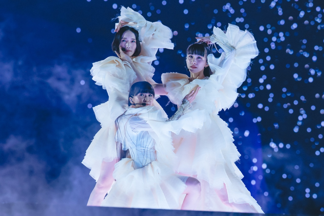 「巡ループ」をパフォーマンスするPerfume。（撮影：上山陽介）
