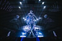 「GISHIKI」終了後、花道の先端に残った3人の像。（撮影：上山陽介）