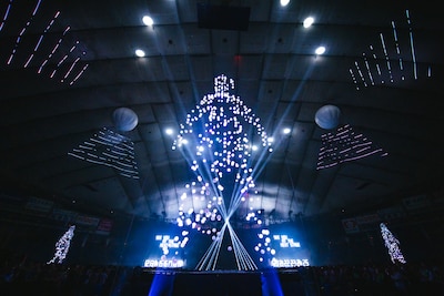 「GISHIKI」終了後、花道の先端に残った3人の像。（撮影：上山陽介）