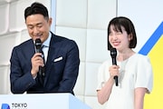 笑顔をこぼす弘中綾香（右）。