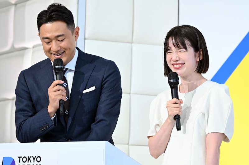 笑顔をこぼす弘中綾香（右）。