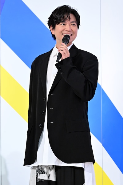 笑顔を見せる加藤シゲアキ（NEWS）